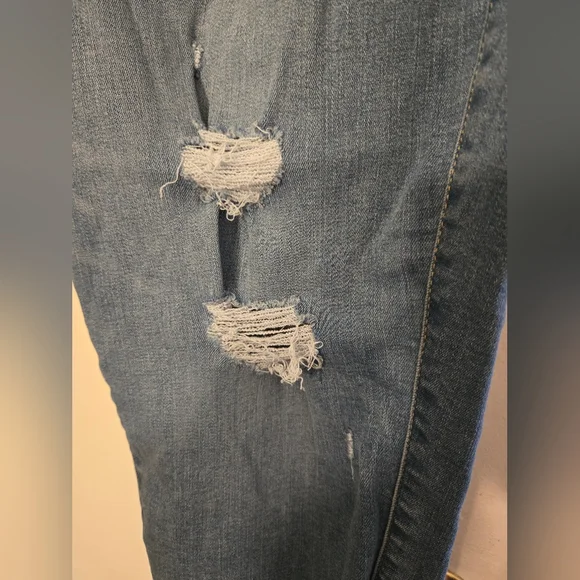 Torrid 3 Button High-Rise Distressed Jegging 24R (c) - Picture 4 of 13